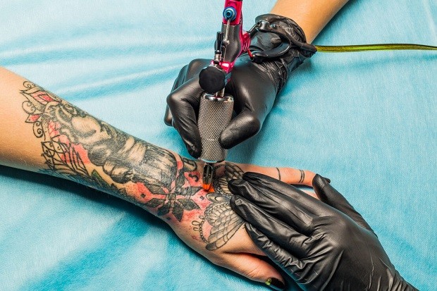 Майсторката на татуировки и собственик на ателие в Лондон Алис