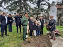Митрофанова положи цветя на паметника на Юрий Гагарин, непоканена на откриването на парламента