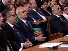 Борисов е в парламента, запазва мълчание засега