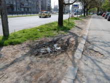 Слагат преградни колчета пред блок на бул. "Източен"