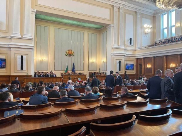 Без председател остана Народното събрание при първия опит Номинирани бяха