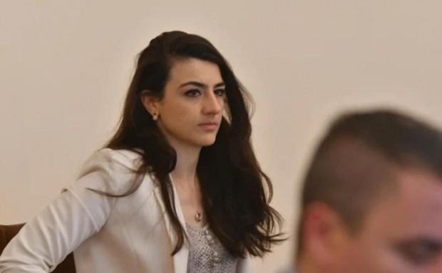 Лена Бориславова е подала заявление за прекратяване на пълномощията ѝ като народен представител