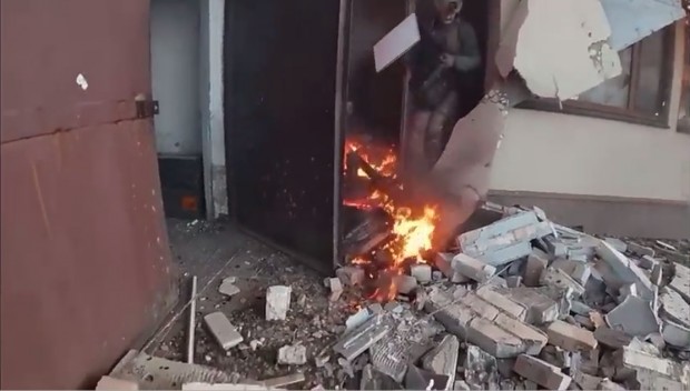 Украински войници спасиха най-ценното след удар по квартирата им край Бахмут