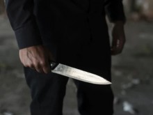 Страшен екшън в наш влак – мъж се барикадира, нападна полицай с нож