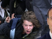 Активисти преследват Макрон и на втория ден от визитата му в Нидерландия