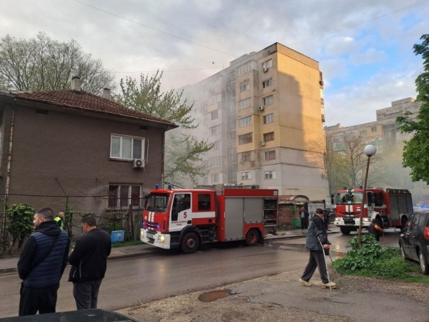 Двама души са с обгазяване при пожар в Русе