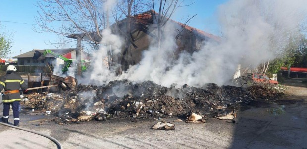 TD Два екипа огнеборци гасиха отпадъци струпани близо до стара стопанска