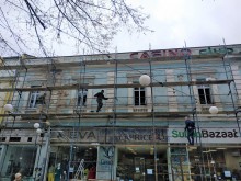 Обновяват знакова стара сграда в центъра на Бургас