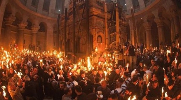 TD Свещеният благодатен огън запален по свръхестествен начин в храм Възкресение