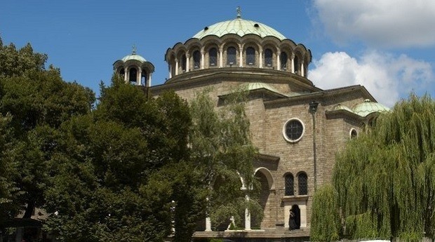 Организират миене на пространствата около православните храмове в София