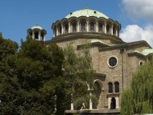 Организират миене на пространствата около православните храмове в София