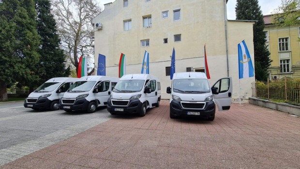 Нови микробуси обслужват хората с увреждания в Пловдив