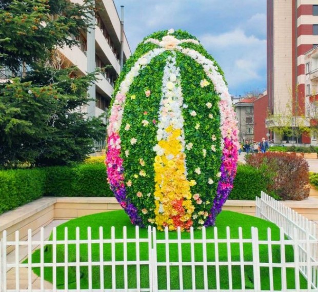 Диана Димитрова: 3-метрово яйце, изработеното от цветя, радва жителите на Ямбол за Великден