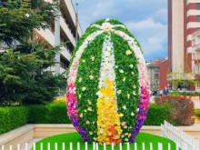 Диана Димитрова: 3-метрово яйце, изработеното от цветя, радва жителите на Ямбол за Великден