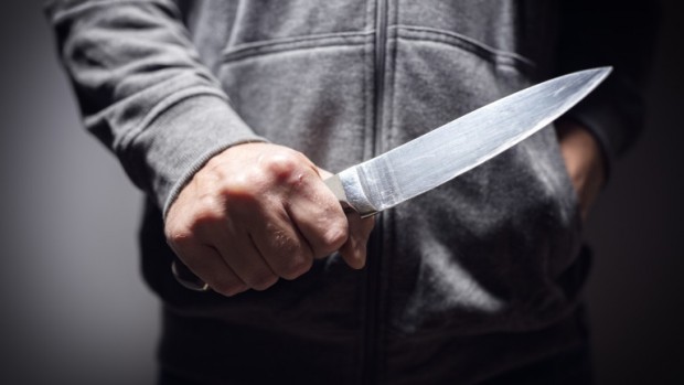 Намушкаха многократно с нож млад мъж във Варна