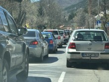 Опашки от автомобили се извиха на изходите на София