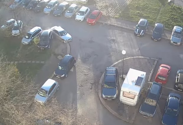 Шофьор помете четири паркирани коли в столичен квартал