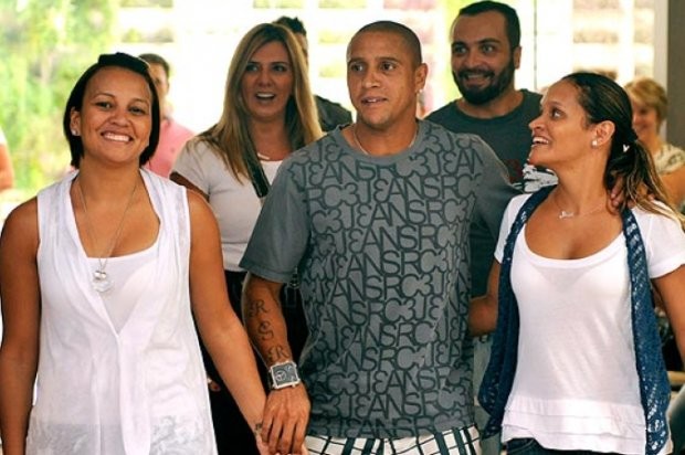 Легендарният бразилски футболист Роберто Карлош се радваше на бурен любовен