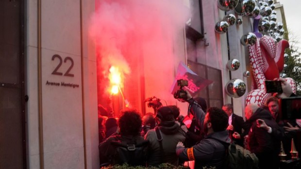 Протестите продължават: Активисти нахлуха в магазин за луксозни стоки в Париж