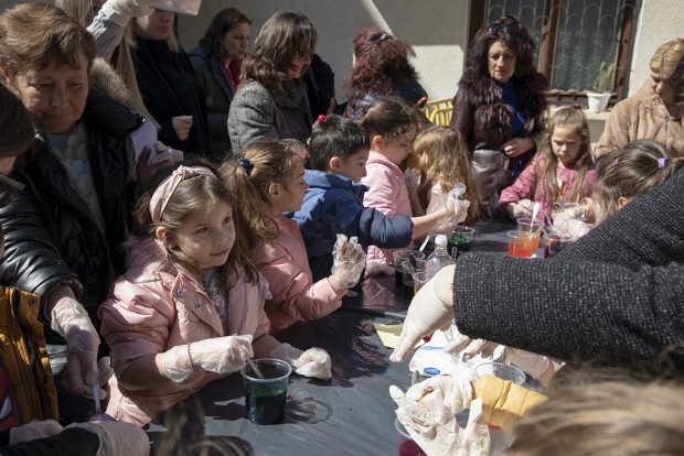 1000 яйца боядисаха децата от детски градини в Стара Загора по случай Великден