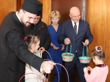 Деца зарадваха лекари и пациенти във ВМА с великденски яйца