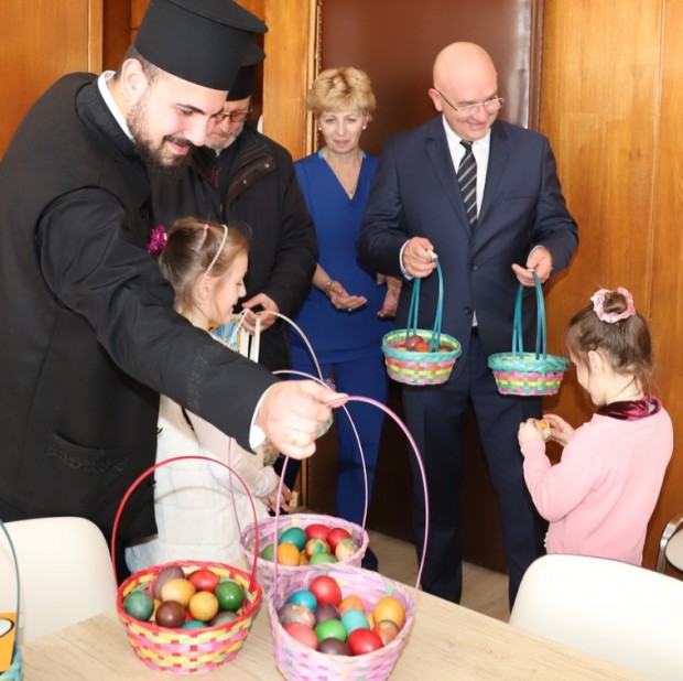 Деца от София зарадваха лекари и пациенти във ВМА с великденски яйца
