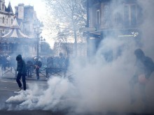 Десетки ранени полицаи при масовите протести във Франция