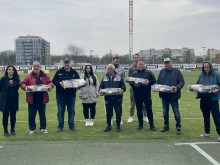 Фенклубът на Локо зарадва с подаръци за Великден служителите на "Лаута"