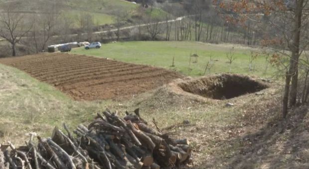 Семейство откри древна гробница от 11 век в нивата си