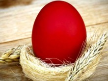 Бой с пръчки и ледена баня: 10 странни великденски традиции