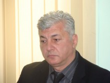 Здравко Димитров награждава първия директор на СОУ "Св. Св. Кирил и Методий"