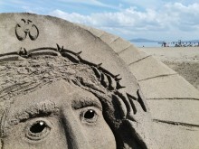 Изваяха образа на Христос на бургаския плаж