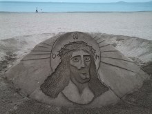 Изваяха образа на Христос на плажа