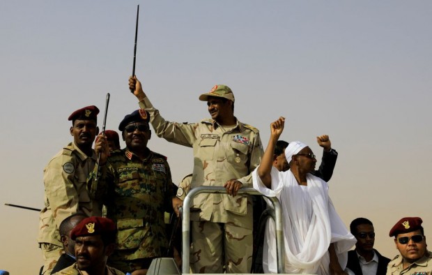 Сблъсъци в Судан: Паравоенни превзеха президентския дворец