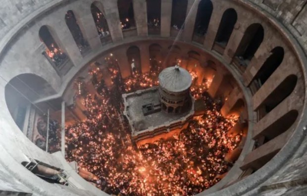 Благодатният огън слезе в Йерусалим. Много православни християни присъстваха на
