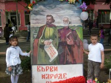 Портрет от ЦДГ "Родина" води шествието на район "Източен" на 24 май