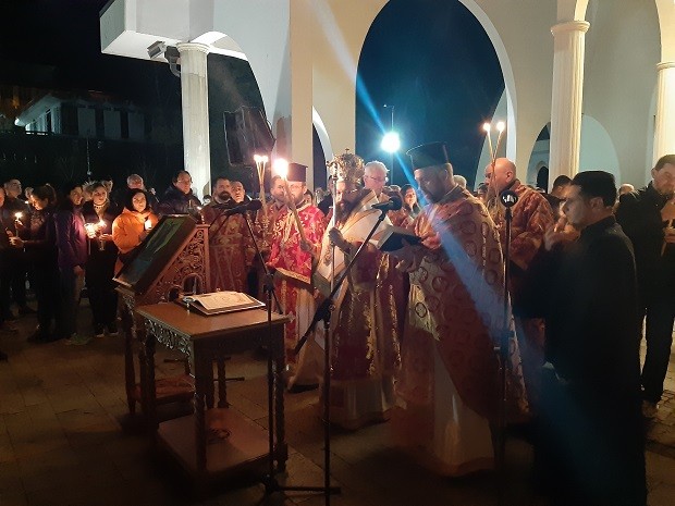 Стотици смолянчани посрещнаха Възкресение Христово в храма "Св. Висарион Смоленски"