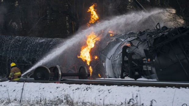 Влак с опасни вещества дерайлира и се запали в САЩ
