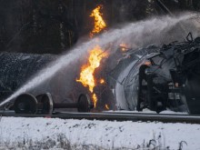 Влак с опасни вещества дерайлира и се запали в САЩ