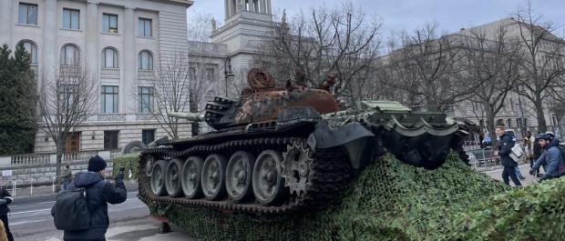 Властите в Берлин поискаха такса "паркинг" за танка пред руското посолство