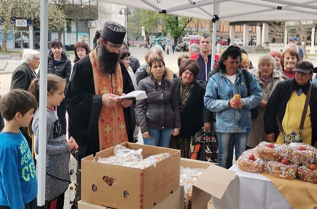Община Ловеч раздаде на граждани 400 козунаци и шарени яйца