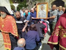 Тръгна литийното шествие с иконата на Богородица от Бачковския манастир
