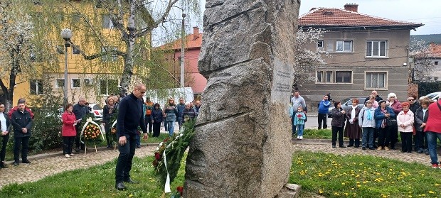 Цветя за алпинистите Людмил Янков и Стоян Наков