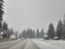 Сняг вали по проходите в област Смолян