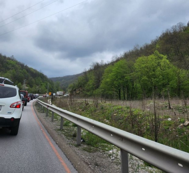 Километрично задръстване по път Е79 между Лютидол и Ребърково