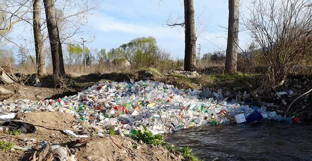 Паднала в река върба събра огромно количество пластмасови отпадъци