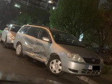 Среднощен инцидент в Пловдив, кола осъмна с огънати ламарини