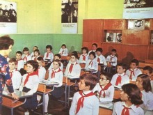 Пловдивчанин за училището по време на соца: Учителите ни манипулираха, биеха с показалки по главите. В класа имахме внедрени доносници