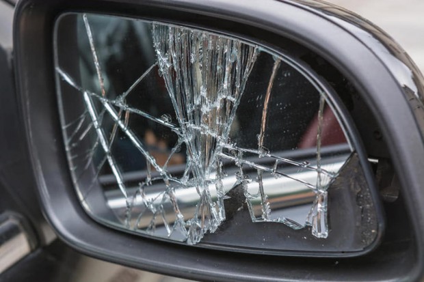 Внимавайте Хулигани гаменчета вандали трошат огледалата на колите без причина