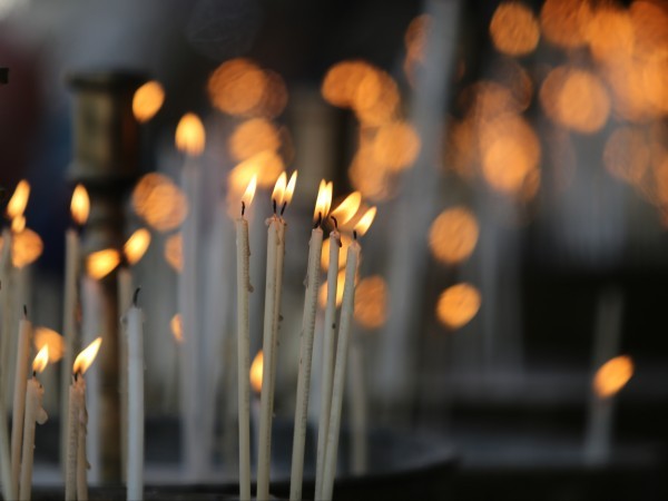 Инфлацията не пощади и църквите По празниците цената на свещите във